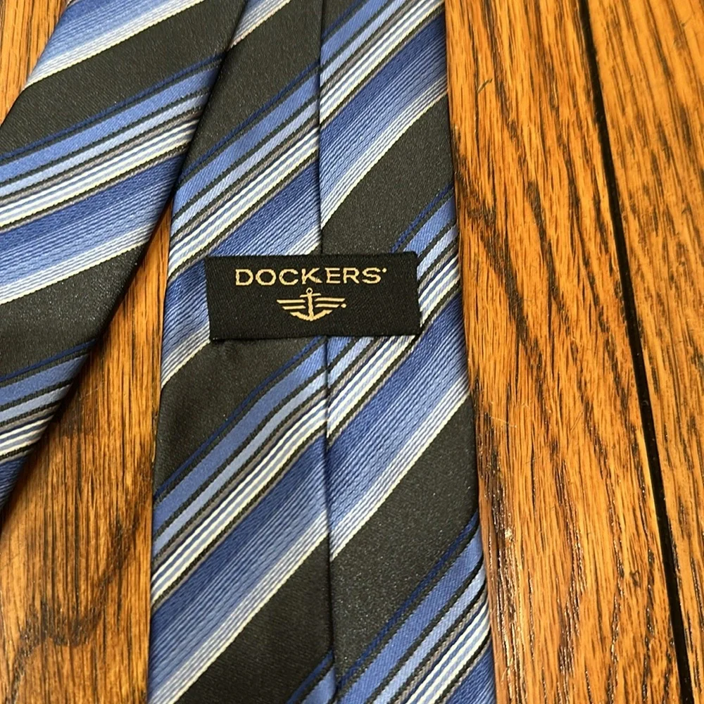 DOCKERS YOUTH BLUE STRIPED NECKTIE AND JEFFERIES BLACK SOCKS (SHOE SIZE 6-9)